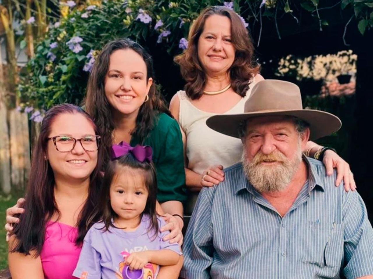 Nelson Barbudo ao lado de mulheres em evento no Dia da Mulher