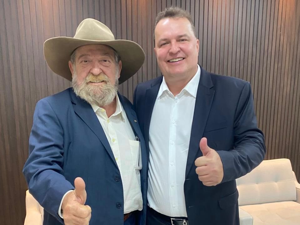 Nelson Barbudo e Max Russi posam juntos e fazem sinal de positivo