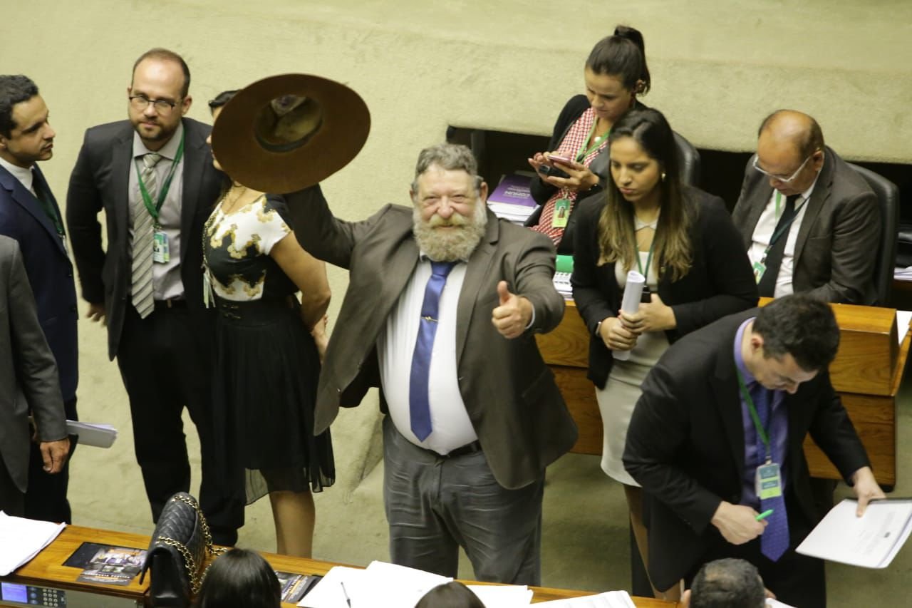 Nelson Barbudo ergue o chapéu no plenário da Câmara dos Deputados e faz sinal de positivo